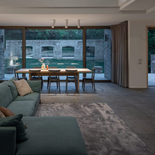 Semplice Wall/ceiling Projector P55